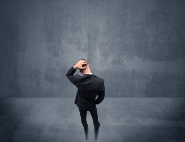 Şehir duvarının önünde duran iş adamı