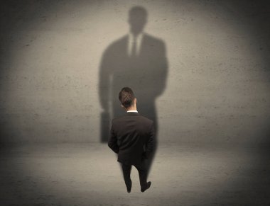 İş adamı büyük gölge kavramına bakıyor