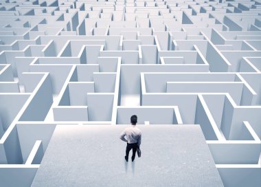 İşadamı sonsuz labirent bakıyor