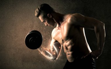 Vücut geliştirici enerji dolu beyaz çizgiler konseptiyle ağırlık kaldırıyor