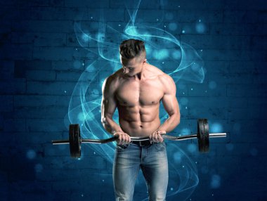 Çekici güçlü fitness adamı ağırlık kaldırıyor.