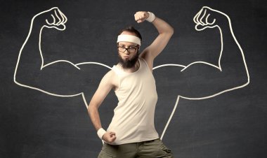 Çekici kasları olan zayıf genç bir adam.