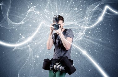 Dinamik çizgileri olan profesyonel fotoğrafçı.