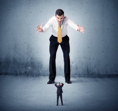 Öfkeli büyük iş adamı küçük adama lokma atıyor.