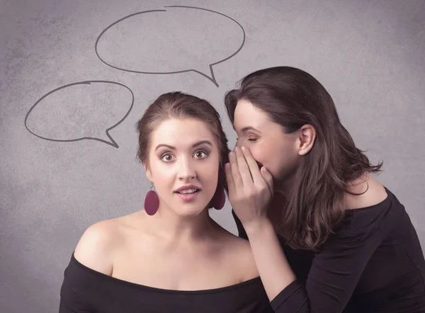 Meisje geheime dingen te vertellen aan haar vriendin — Stockfoto