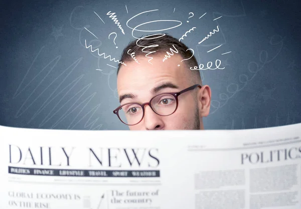 Empresario leyendo periódico — Foto de Stock