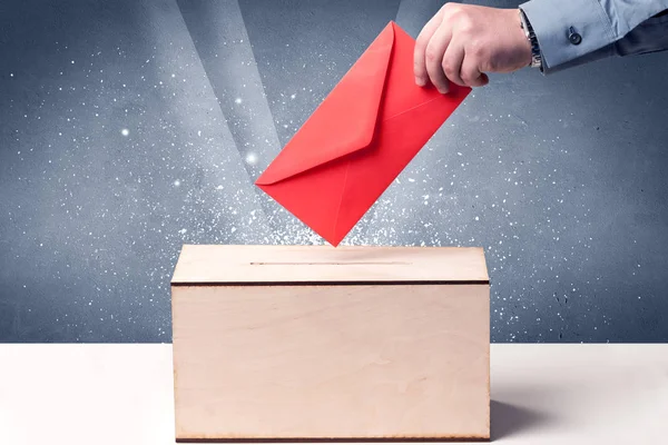 Виборча скринька з голосуванням особи — стокове фото