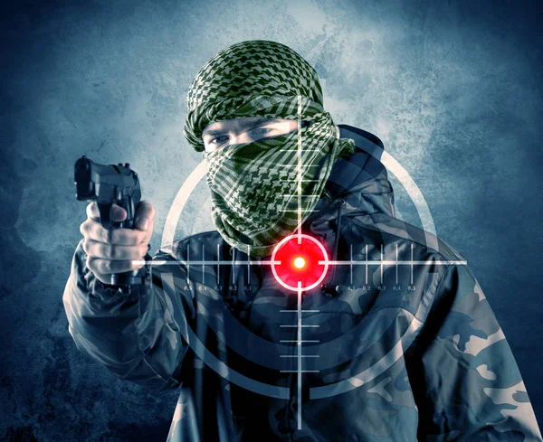 Gemaskerde terroristische man met geweer en laser doelwit op zijn lichaam — Stockfoto