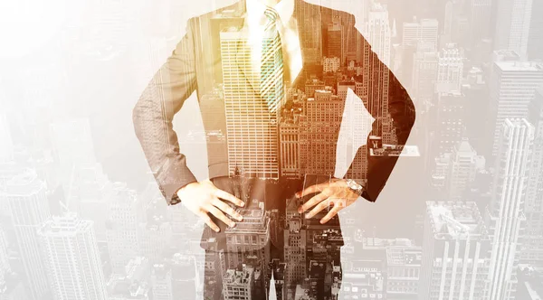 Persona d'affari con sovrapposizione di colore caldo di sfondo della città — Foto Stock