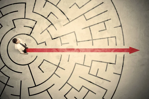 Dairesel bir labirent ortasında duran iş kişi