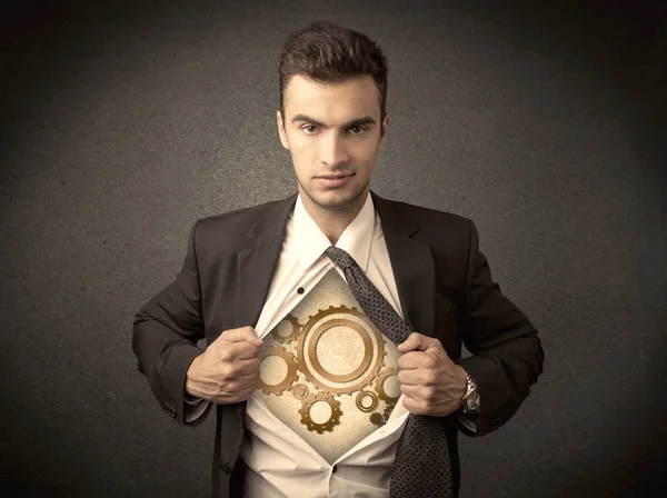 Homme d'affaires arrachant la chemise et la roue de la machine montre — Photo