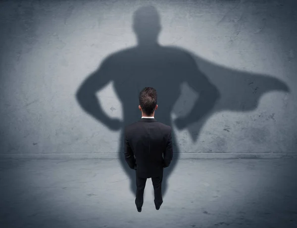 Успешный бизнесмен с тенью супергероя — стоковое фото