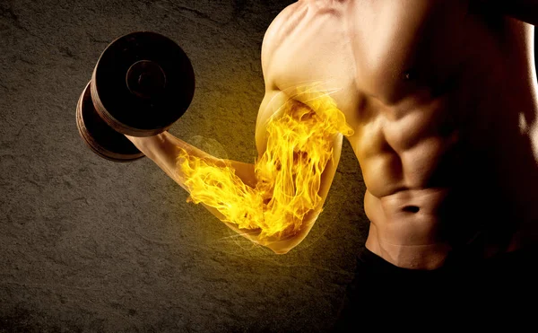 Muskelkräftiger Bodybuilder hebt Gewicht mit flammendem Bizepskonzept — Stockfoto