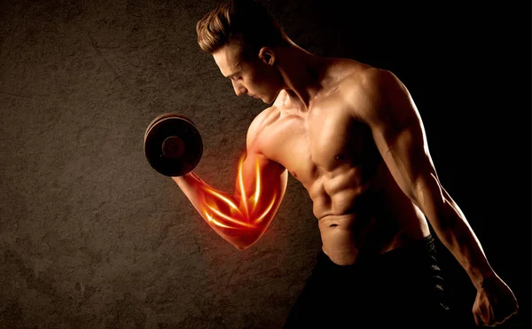 フィットボディビルダーは、赤い筋肉の概念で重量を持ち上げる — ストック写真
