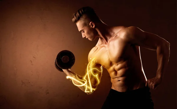 Gespierd lichaam bouwer tillen gewicht met energie lichten op de biceps — Stockfoto