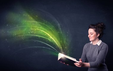 Genç Bayan dalga ile kitap