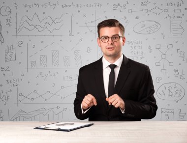 Masada oturan bir iş adamı.