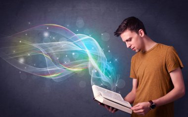 Genç adam kitap dalgalar ile