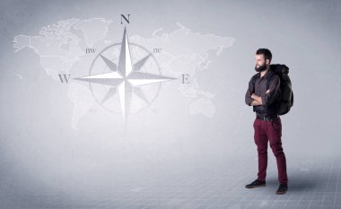 Sırt çantalı genç adam.