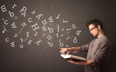Genç adam kitap harfleri ile