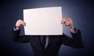Boş kağıt tutan iş adamı