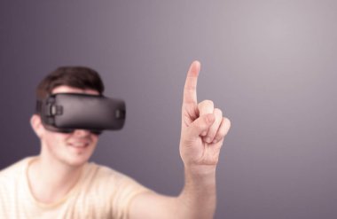 Adam sanal gerçeklik gözlüğü takıyor.