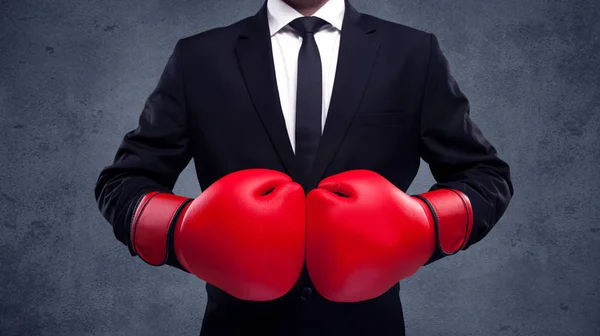 Boxning affärsman med röda boxningshandskar — Stockfoto