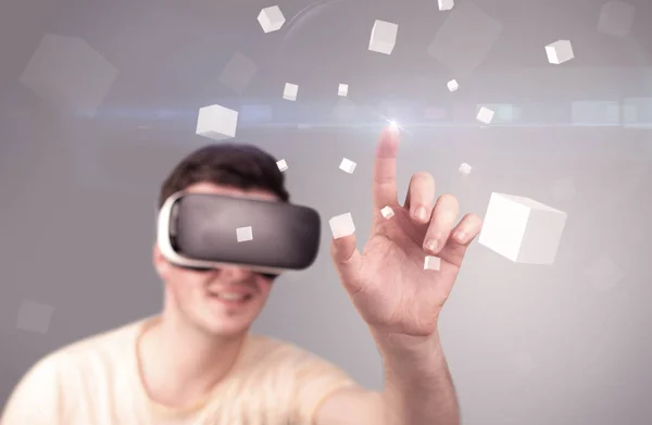 Homme portant des lunettes de réalité virtuelle — Photo