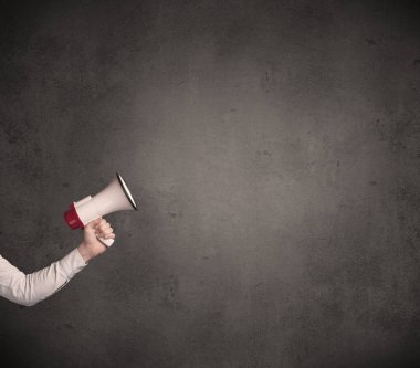 Düz arka plan üzerinde megafon