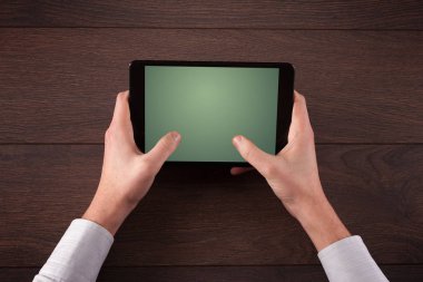 Tablet tutan eller iş