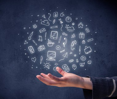 Karışık çizimler tutan el