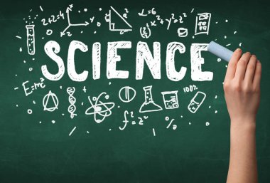 Olgun bilim adamı gemide çizim yapıyor.