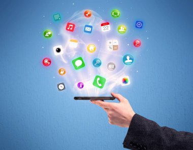 Tablet telefon app simgeleri ile tutan el