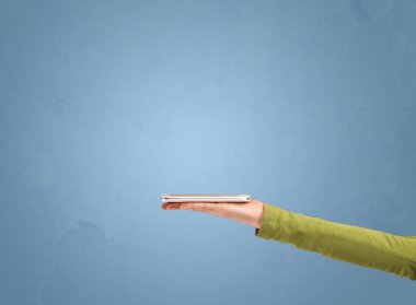 Telefon aygıtı profilden tutuluyor