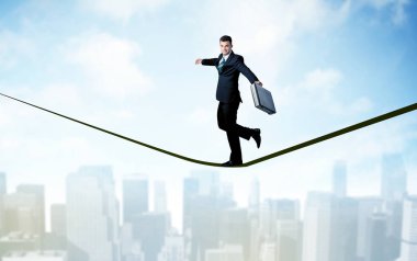 Şehrin yukarısındaki ip üzerinde yürüyen satıcısı