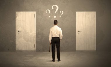 Kapı önünde duran işadamı