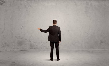 İş adamı boş kentsel alanda kayboldu