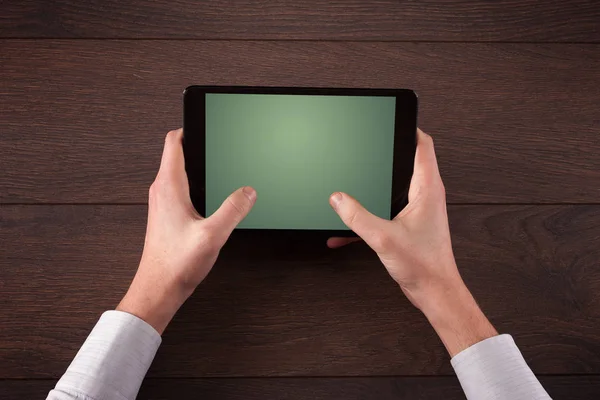 Geschäftsleute halten Tablet in der Hand — Stockfoto