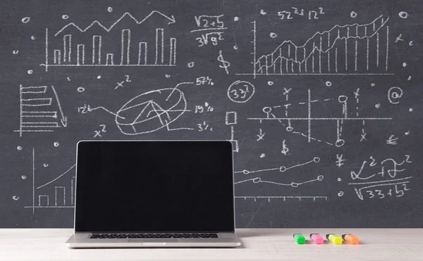 Finanzwirtschaftliche Diagramme und Büro-Laptop — Stockfoto