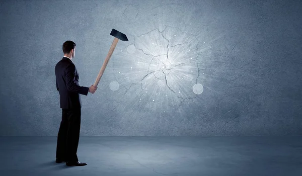 Hombre de negocios golpeando la pared con un martillo — Foto de Stock