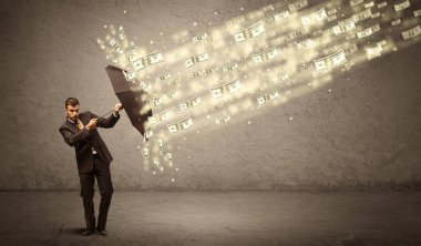 İş adamı dolar yağmuruna karşı şemsiye tutuyor