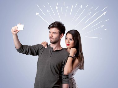 Oklarla selfie çeken sevimli bir çift.