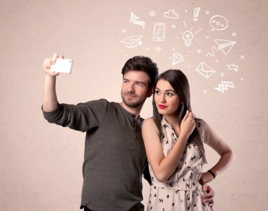 Düşünceleriyle selfie çeken çift.