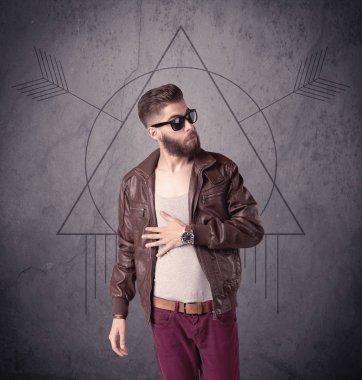 Sıradan komik erkek cep telefonu kullanıyor.