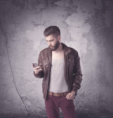 Moda kıyafetli yakışıklı hippi.