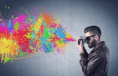 Kamera ve boya sıçratan hippi adam.