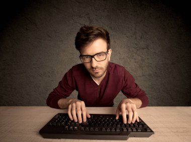 Klavyede bilgisayar ineği daktilosu