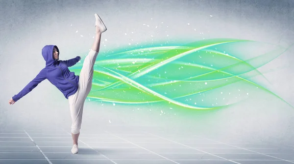 Hip-Hop-Tänzerin posiert mit grünen Linien — Stockfoto