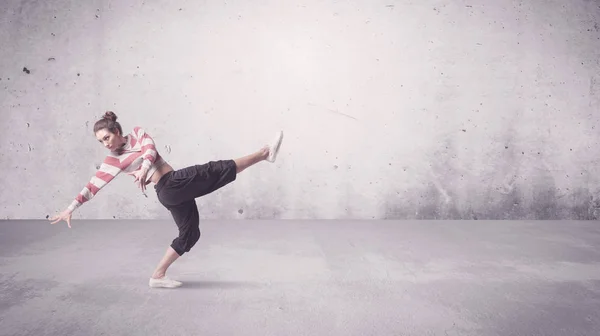 Pretty urban dancer with empty background — Stock Photo, Image