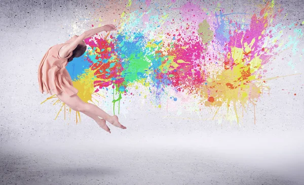 Bailarina callejera moderna saltando con salpicaduras de pintura de colores —  Fotos de Stock